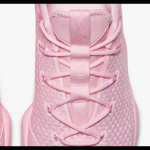 LEBRON XIV (14) LOW
PRISM PINK - Picture 3 of 5
